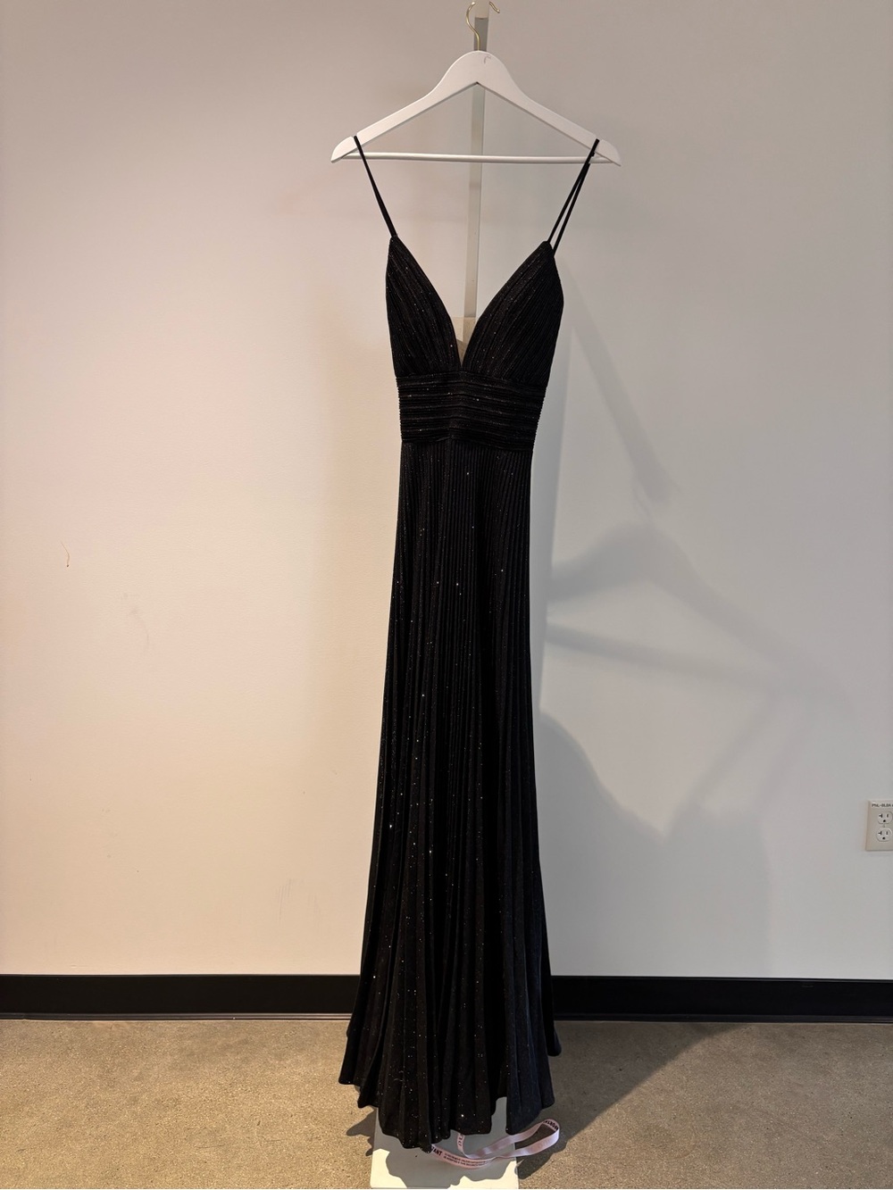 Mac Duggal Black Shimmer Pleated V-Neck Gown Dress - Picture 5 of 8